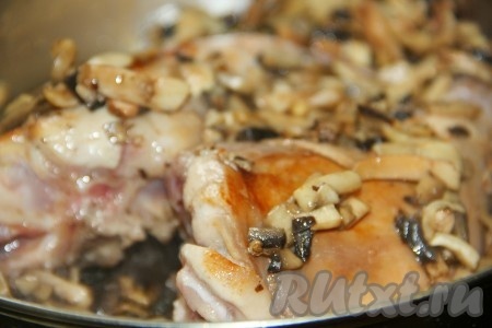 Грибы добавляем к кролику и заливаем все вином. На медленном огне тушим кролика в вине до тех пор, пока вино на половину не выпарится.