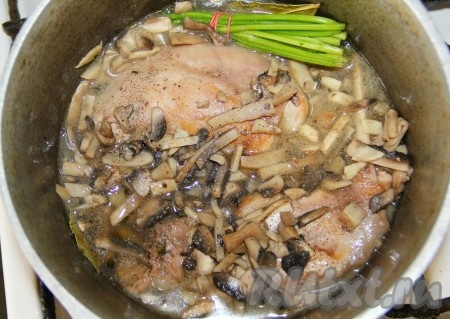 Когда вино выпарилось, добавляем к кролику бульон, белый перец и букет трав. Тушим под крышкой 40-50 минут до готовности кролика.