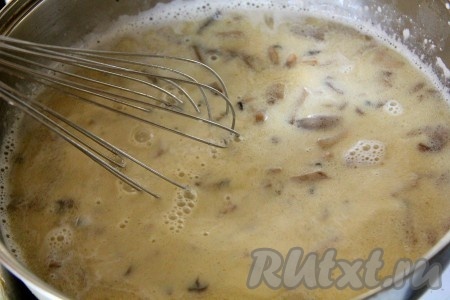 По истечение времени достаем кролика из сотейника. Вынимаем букет трав. Желтки и сливки смешиваем и тонкой струйкой вливаем в бульон, в котором варился кролик. Интенсивно взбиваем венчиком, чтобы избежать комочков. Добавляем соль и перец по вкусу, если это необходимо.