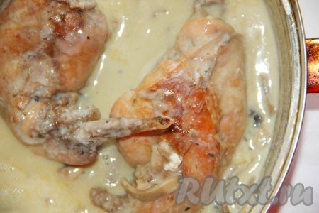 Соус доводим до кипения и отправляем в него кролика. 