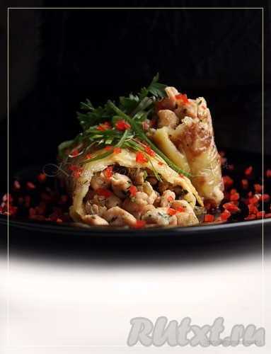 Подаем драники с куриной начинкой с любимым соусом или просто так.