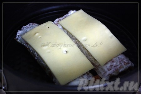 Сверху обмазываем сметанкой и кладем сыр.