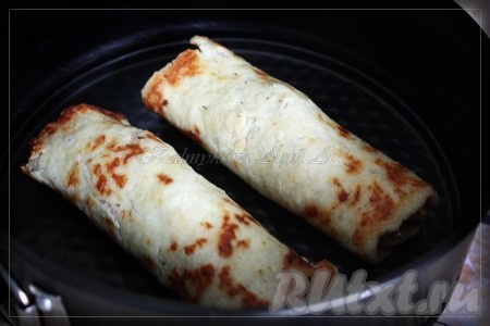 Драник с начинкой кладем швом вниз.