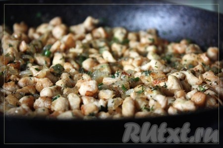 Теперь готовим начинку, хотя лучше начать приготовление с нее. Мелко нарезаем куриную грудку, обжариваем на растительном масле, добавляем мелко нашинкованный лук. Когда куриное мясо будет готово, добавляем соевый соус, специи и порезанную зелень, перемешиваем и выключаем.