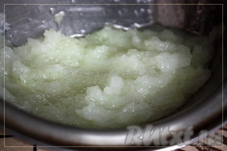 Лук чистим, трём на мелкой тёрке, сок не отжимаем.