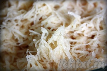 Картошку чистим, трем на мелкой терке, сок отжимаем, но не весь (я половину стакана отжала).