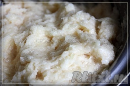 Берем блендер и доводим нашу картофельно-луковую массу до нужной кондиции - где-то 10 раз секундных нажатий блендером.