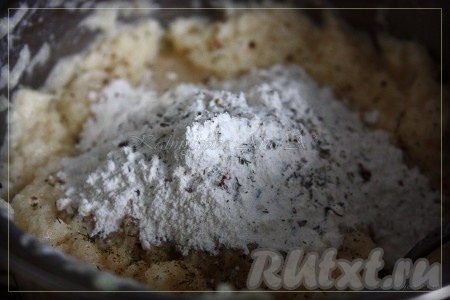 Далее добавляем муку, соль, специи, ещё раз перемешиваем.