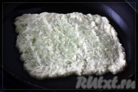 Ставим сковородку на огонь, немного маслица и вперед выпекать! Драники печем тонкие, чтобы они впоследствии легко сворачивались в рулетики. Картофельные драники жарим с двух сторон до появления золотистой корочки. Для удобства заворачивания я делала квадратные драники.