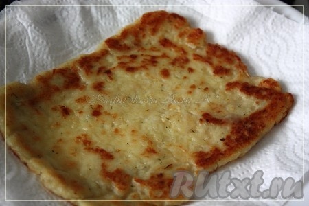 Готовые драники кладём на бумажное полотенце, чтобы убрать лишнее масло.