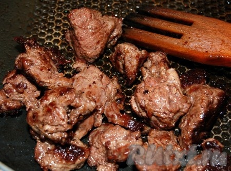 Пока овощи для супа варятся, приготовим мясо. На сковородке обжарить на любом растительном масле мелко нарезанные кусочки мяса.