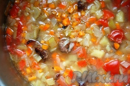 Переложить обжаренные кусочки мяса в кастрюлю к овощам, добавить соль, специи, проварить 5 минут и выключить огонь.