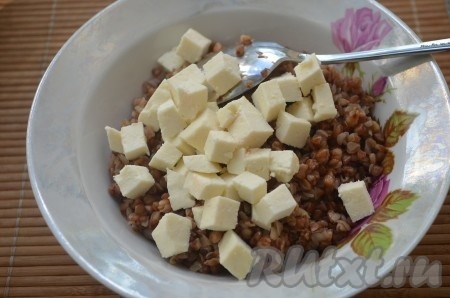 Сыр фета порезать кубиками, добавить к предварительно отваренной и немного остывшей гречневой крупе. 