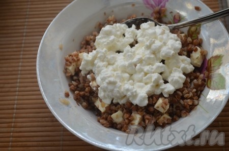 Зернистый творог вместе со сливками (на 2 столовые ложки творога - 1 столовая ложка сливок) добавить в салатник.