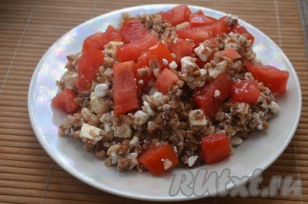 Помидор порезать небольшими кубиками, семена и сок удалить, добавить к остальным ингредиентам.