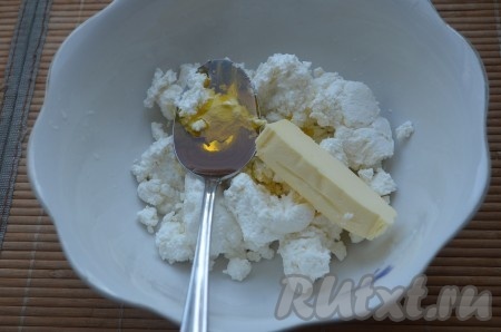 Творог тщательно растереть со сливочным и растительным маслом.