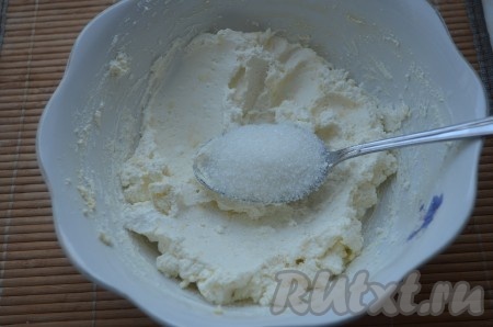 Добавить сахар, перемешать.