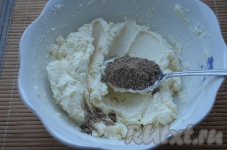 Затем добавить цельнозерновую и льняную муку, разрыхлитель. Замесить мягкое тесто для печенья.