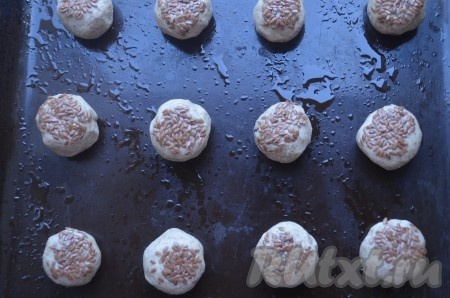 Одну сторону печенья обмакнуть в семя льна.