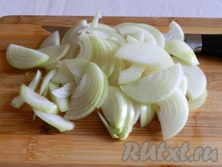 Лук нарезать на достаточно тонкие полукольца.