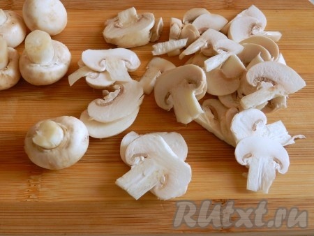 В качестве грибов для открытого пирога из слоёного теста можно взять шампиньоны, вешенки или лесные грибы. Шампиньоны (именно их я и взяла) и вешенки достаточно будет промыть водой. Лесные грибы необходимо предварительно отварить в течение 25-30 минут с момента закипания воды, затем откинуть на дуршлаг, чтобы стекла лишняя вода. Нарезать грибы на части. Я нарезала шампиньоны на&nbsp;пластины.&nbsp;