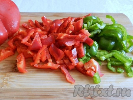 Болгарские перцы нарезать на небольшие полоски.