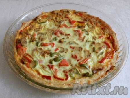 Готовый грибной пирог из слоёного теста достать из духовки.&nbsp;