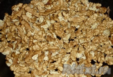 Орехи слегка обжариваем на сухой сковороде.