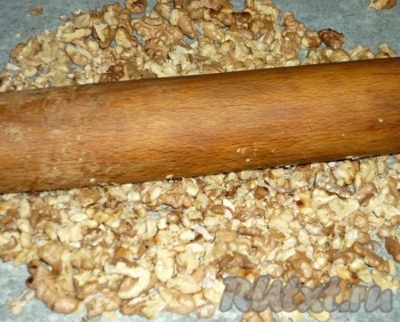 Затем прокатываем скалкой или пропускаем через мясорубку.