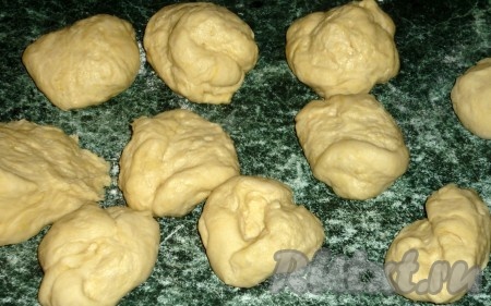 Подошедшее тесто разделяем на 12 частей, один кусочек из которых должен быть в 2 раза больше других.