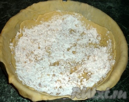 И теперь уже посыпаем начинкой (начинки сыпьте столько, чтобы хватило на 10 слоев).