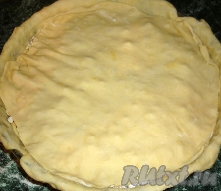 И таким образом - раскатали, уложили, смазали, посыпали - повторяется еще 9 раз (всего 10 раз). Теперь раскатываем 11-й кусочек теста и накрываем им 10-й пласт.