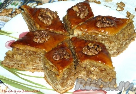 Пахлаву можно допечь до красивого красноватого цвета. 