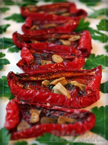 Когда вяленый перец будет готов, вынуть его из духовки. Если Вы не будете кушать перец сразу, то положите его в банку и залейте растительным маслом.