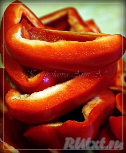 Перец помыть, обсушить, очистить от семян, разрезать на половинки или на три части.