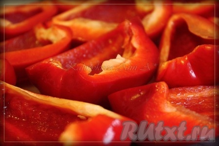 Смазать маслом перцы, противень застелить пергаментной бумагой.