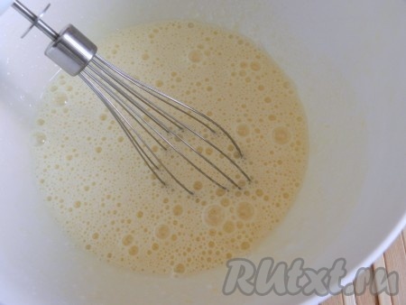 Яйца взбить с сахаром, добавить йогурт.