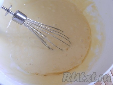 Влить растительное масло и перемешать до однородности. Это тесто не требует длительного взбивания.