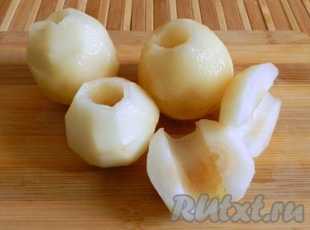 Груши очистить от кожуры и сердцевины, нарезать дольками (можно использовать целые груши и половинки).