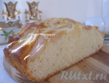 Вкусный, сочный грушевый пирог с йогуртом готов.