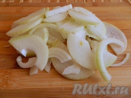 Лук нарезать полукольцами.