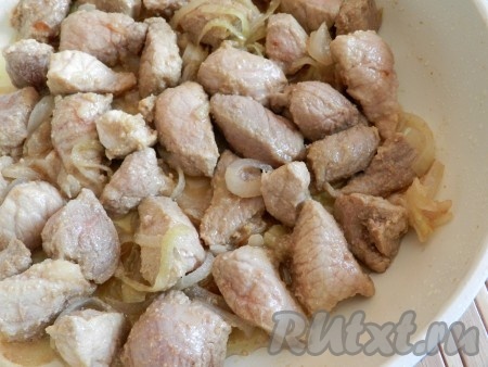 На растительном масле обжарить лук до прозрачности, добавить мясо, перемешать и обжаривать все вместе 5-7 минут.