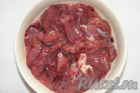 Куриную печень моем. Крупную печень можно разрезать на 2-3 части. Выкладываем печень в глубокую миску.