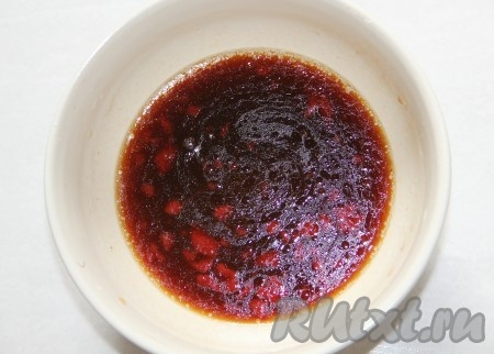 Для приготовления соуса в отдельной ёмкости соединяем соевый соус, мёд и воду, тщательно перемешиваем получившийся соево-медовый соус.