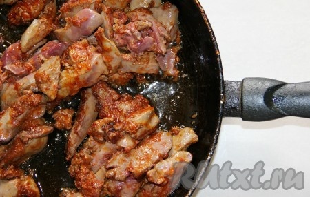 В сковороде разогреваем растительное масло, выкладываем куриную печень, обжариваем её на среднем огне, периодически перемешивая, до готовности (в течение 7-9 минут). Для того чтобы проверить готовность печёнки, нужно сделать на ней надрез, если в надрезе нет примесей крови, значит печень готова. 