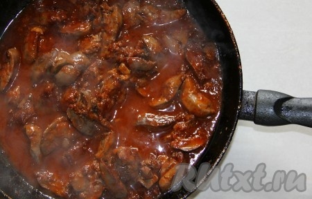 Куриную печень, обжаренную до готовности, заливаем получившимся соево-медовым соусом, перемешиваем, доводим соус до кипения, уменьшаем огонь. Тушим печенку под крышкой 10 минут. В течение этого времени 1-2 раза кусочки печени можно перемешать.