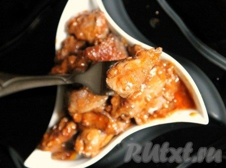 Нежную, мягкую, сочную куриную печень раскладываем по тарелкам и с любимым гарниром подаём к столу, поливая соево-медовым соусом, в котором тушилась печёнка.