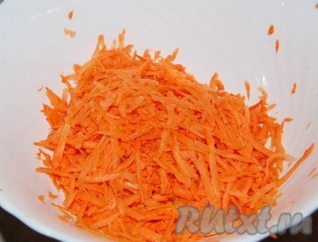 Морковь натереть на крупной терке.