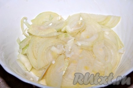 Лук репчатый нарезать тонкими полукольцами и добавить к моркови.