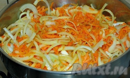 Перемешать и обжаривать 20 минут, периодически помешивая. Добавить соль, перец, лавровый лист.